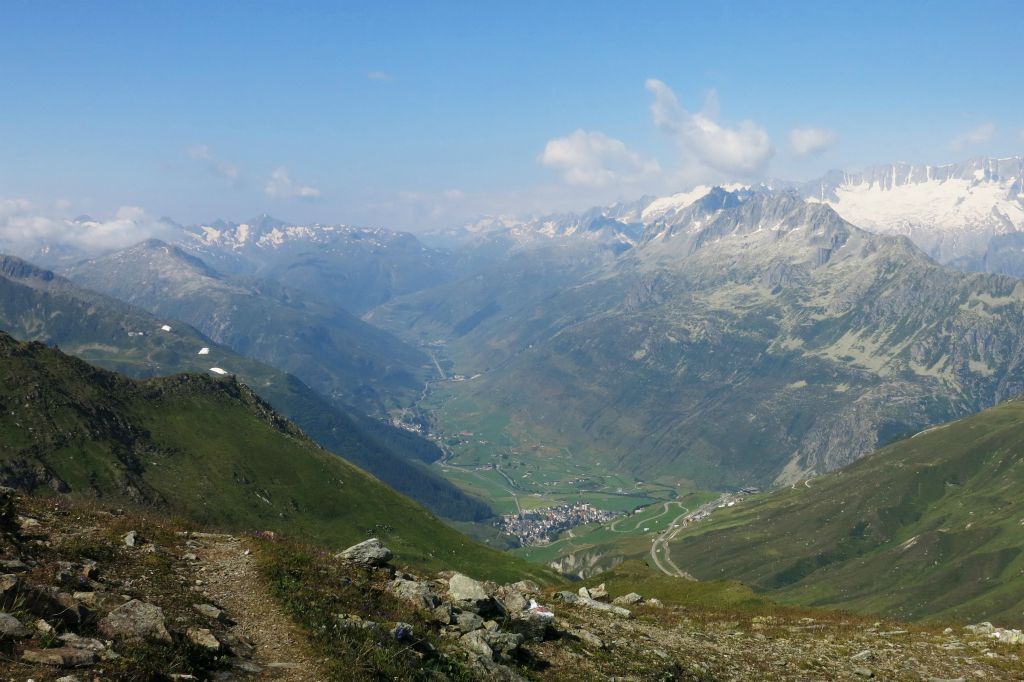 En montant vers le petit sommet Piz Nurschalas (2739m) , vue sur la vallée et Andermatt